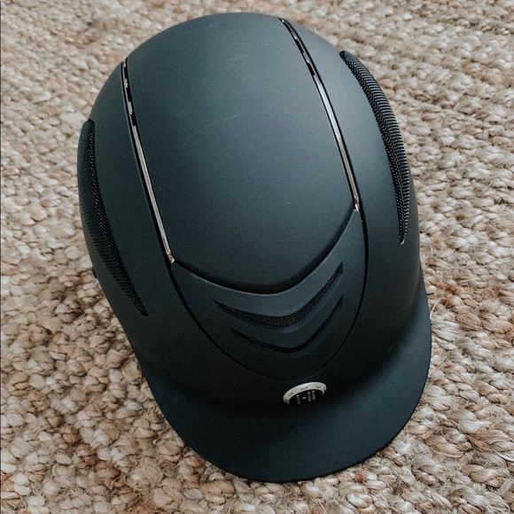 OneK Defender Riding Helmet - Picture 7 of 7